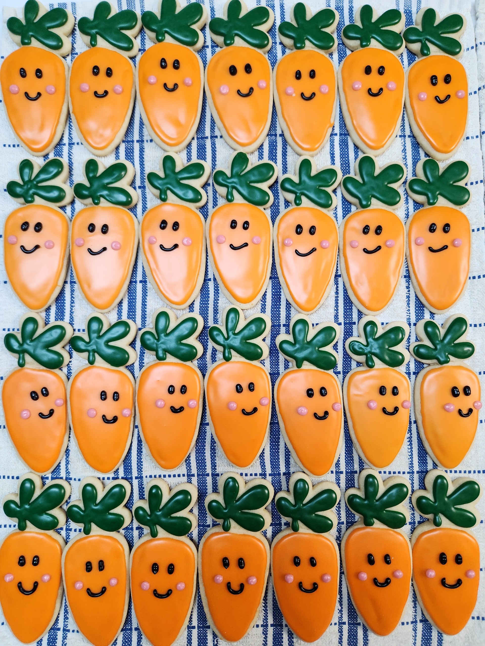 Smiling carrot decorated cookies