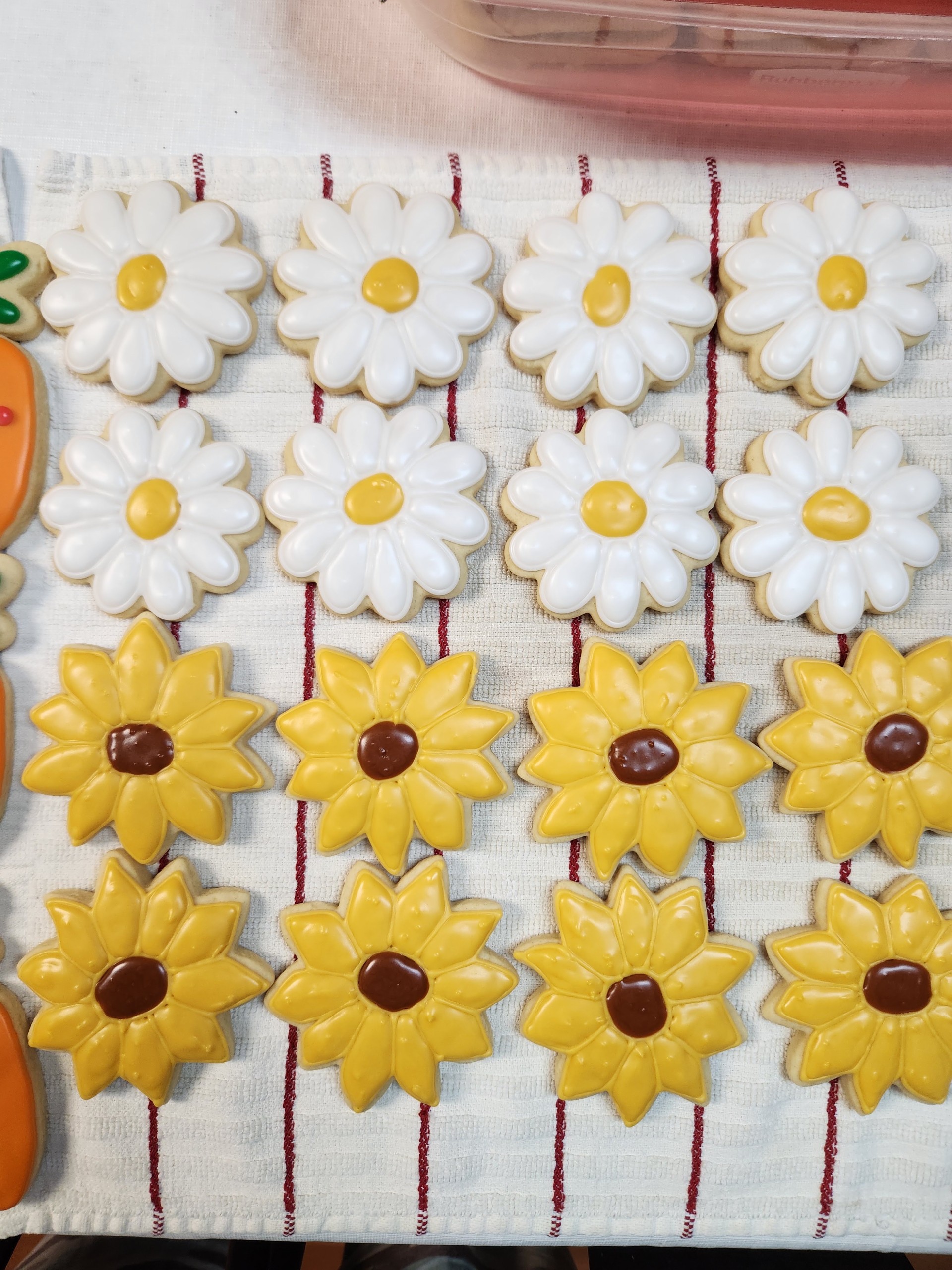 Daisy and sunflower decorated cookies